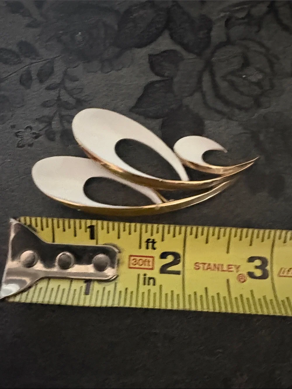 TRIFARI 60s VINTAGE ENAMEL WHIMSICAL WHITE CREAM BRUSHED GOLD-TONE 3